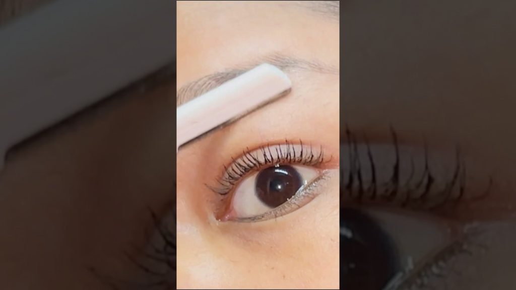 Eyebrow shaving tutorial ♥️#viral #diy #diyshorts #razor #beauty #trending #tutorial