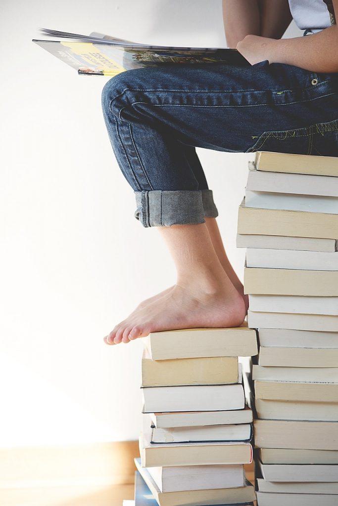 Great courses review blog page image 1 - books, feet, legs